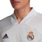 Cuello de la camiseta de local del Real Madrid 2020 - 2021